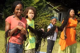 Người phụ nữ có bộ tóc dài hơn một chiếc xe bus