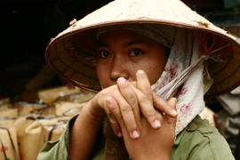 Những phụ nữ mưu sinh dưới nắng nóng đỉnh điểm 39 độ C