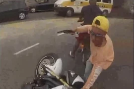 Cướp xe trắng trợn ngay trên đường phố tại Brazil