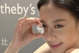 Bán đấu giá viên kim cương trắng lớn nhất thế giới