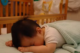 Trẻ ngủ sai tư thế dễ bị hội chứng đột tử