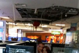 Trần siêu thị Big C bất ngờ đổ sập, khách hoảng sợ chạy thoát thân