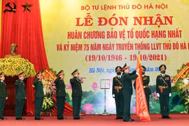 Lực lượng vũ trang Thủ đô đón nhận Huân chương Bảo vệ Tổ quốc hạng Nhất
