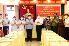 Đoàn đại biểu Quốc hội TP Hà Nội thăm, tặng quà lực lượng tuyến đầu chống dịch