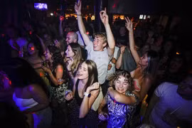 Thế giới lo lắng khi nước Anh chào đón “Ngày tự do”, dỡ bỏ các biện pháp hạn chế 