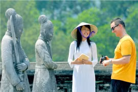 Vượt qua khủng hoảng, khó khăn vì dịch bệnh covid-19: Hỗ trợ nghệ sĩ, người làm du lịch cách nào?