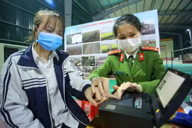 Cấp căn cước công dân gắn chíp: Vượt mọi khó khăn để phục vụ nhân dân
