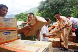 Trao yêu thương nhận lấy nụ cười