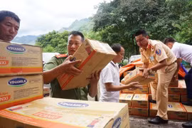 Trao yêu thương nhận lấy nụ cười