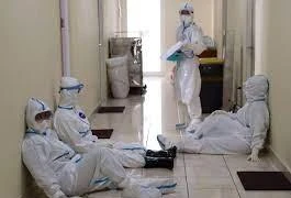 Bệnh viện quá tải, bác sĩ nhiễm Covid-19 tự điều trị tại nhà để nhường chỗ cho bệnh nhân 