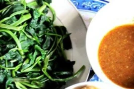 “Nhớ canh rau muống, nhớ cà dầm tương...” 