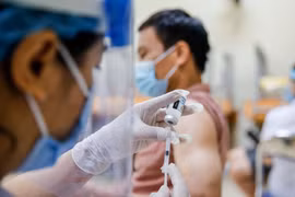 Mọi người dân Việt Nam trong độ tuổi tiêm chủng an tâm đều được tiêm vaccine Covid-19