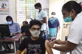 WHO kêu gọi ưu tiên tiêm vaccine phòng Covid-19 cho giáo viên 