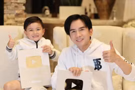 Ca sĩ Đan Trường và con trai cùng nhận nút bạc cho kênh Youtube riêng