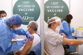 Cuộc chiến với tin giả và vaccine Covid-19 trôi nổi trên không gian mạng 