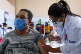 Mở rộng độ phủ của vaccine giúp Nam Mỹ thoát “tâm chấn” Covid-19 