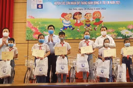 Trao quà tặng trẻ em có hoàn cảnh đặc biệt tại huyện Sóc Sơn 