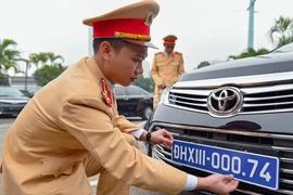 Kiểm tra, gắn biển xe ô tô phục vụ Đại hội Đảng lần thứ XIII