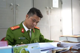 Trung úy cảnh sát hình sự “say” đánh án, không kịp đón tay con chào đời