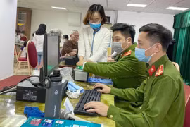 Hình ảnh đẹp của Công an Thủ đô cấp căn cước cho công dân