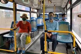 Hà Nội dừng giãn cách trên phương tiện vận tải công cộng từ ngày 8-3