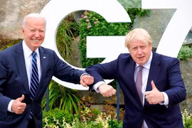 Số phận cử chỉ bắt tay trong văn hóa giao tiếp của con người hậu đại dịch Covid-19 