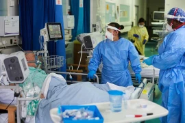 Cuộc chiến giành giật sự sống nơi tuyến đầu chống dịch Covid-19 tại Anh 