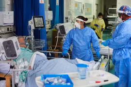 Cuộc chiến giành giật sự sống nơi tuyến đầu chống dịch Covid-19 tại Anh 