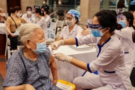 Kỷ lục của hai mũi giáp công thần tốc tiêm chủng - xét nghiệm 