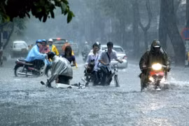 Mưa lớn, phụ huynh được trường thông báo đón con tránh bão