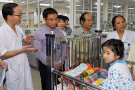 Tặng 50 triệu đồng mổ tim cho cháu Phàn Mẩy Phàn