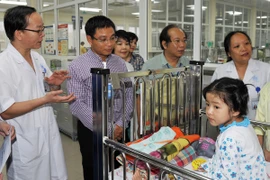 Tặng 50 triệu đồng mổ tim cho cháu Phàn Mẩy Phàn