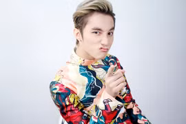 Sơn Tùng M-TP gây cười khi trổ tài "múa ông Địa" trong hậu trường