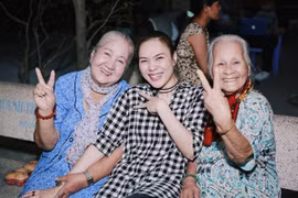 Mỹ Tâm mừng Tết sớm với các nghệ sĩ ở viện dưỡng lão