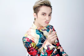 Sơn Tùng M-TP gây cười khi trổ tài "múa ông Địa" trong hậu trường