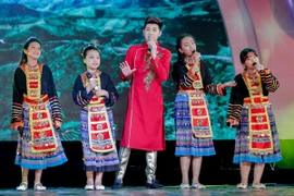 Dù khàn tiếng, Noo Phước Thịnh vẫn diễn hăng say cùng học trò