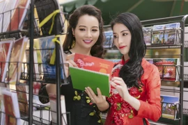 Mai Thu Huyền cùng Mai Hồ diện áo dài cách tân dạo bước Sài thành 