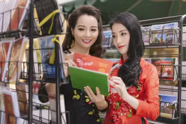 Mai Thu Huyền cùng Mai Hồ diện áo dài cách tân dạo bước Sài thành 