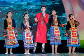 Dù khàn tiếng, Noo Phước Thịnh vẫn diễn hăng say cùng học trò