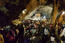 Khai hội Chùa Hương, người dân nô nức đi lễ từ 2 giờ sáng