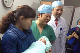 Xúc động đón em bé đầu tiên chào đời bằng phương pháp mang thai hộ