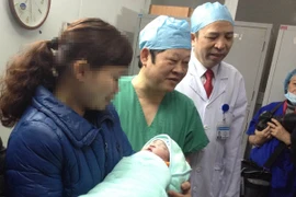 Xúc động đón em bé đầu tiên chào đời bằng phương pháp mang thai hộ