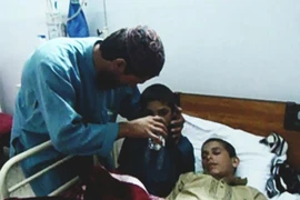 Những bé trai cứ tối đến là bị liệt