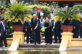 Chủ tịch Quốc hội Nguyễn Thị Kim Ngân cùng Tổng thống Obama cho cá ăn tại ao cá Bác Hồ