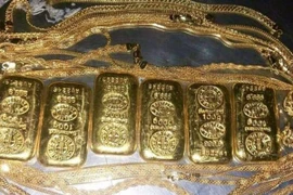 Giấu vàng trong trực tràng cũng không thoát