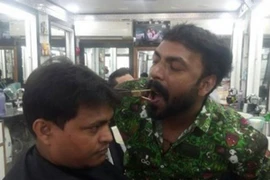 Cắt tóc bằng miệng