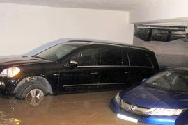 Xe ô tô ở hầm chung cư "bơi" trong biển nước: Trách nhiệm thuộc về ai?