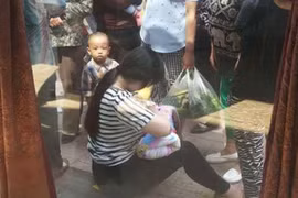 Cho trẻ bị bỏ rơi bú ngay trên phố