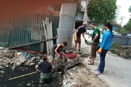 Giật mình ý thức người Việt từ việc ông tây dọn rác