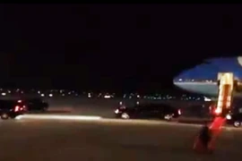 Tổng thống Mỹ Obama bước ra khỏi máy bay, đặt chân xuống Hà Nội